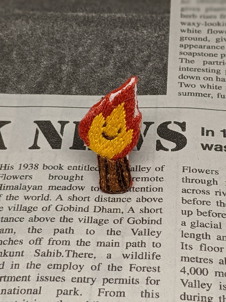 焚き火と松明の刺繍ブローチ