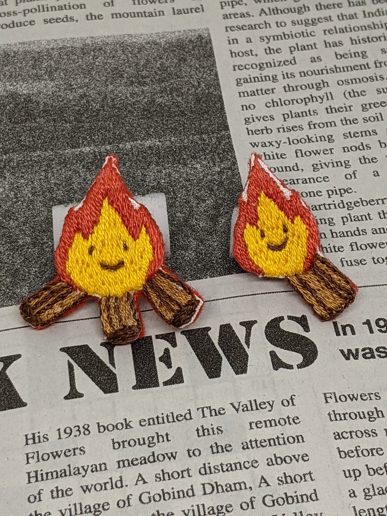 焚き火と松明の刺繍ブローチ