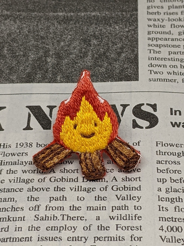 焚き火と松明の刺繍ブローチ