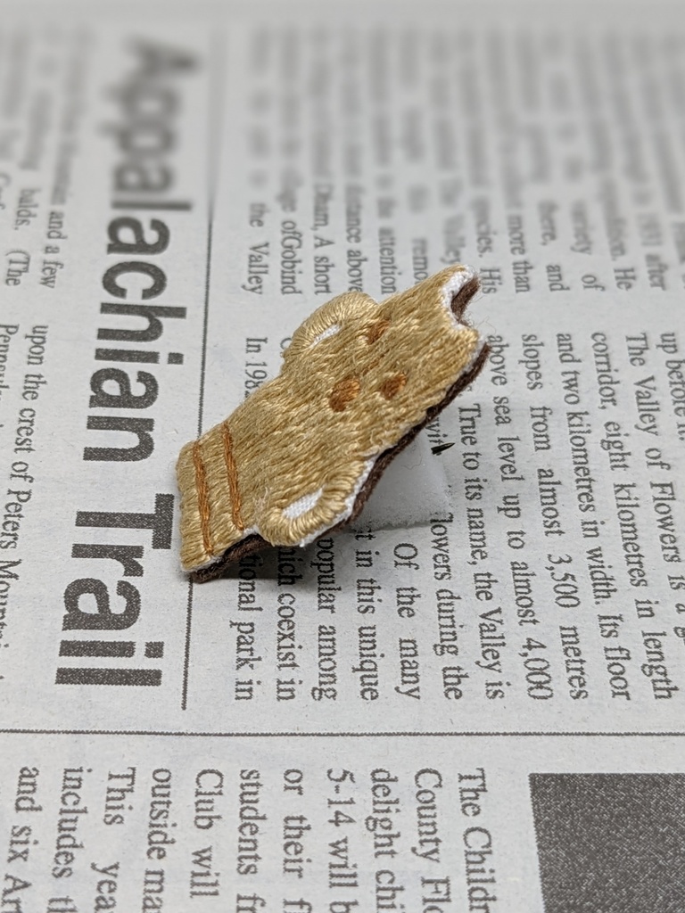 ネコハニワの刺しゅうブローチ