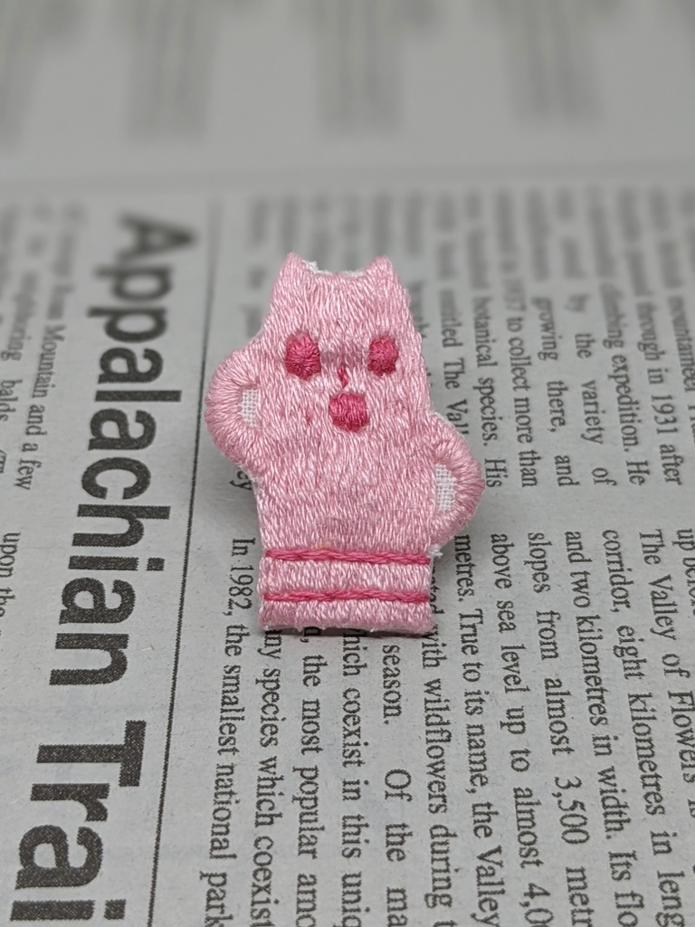 ネコハニワの刺しゅうブローチ