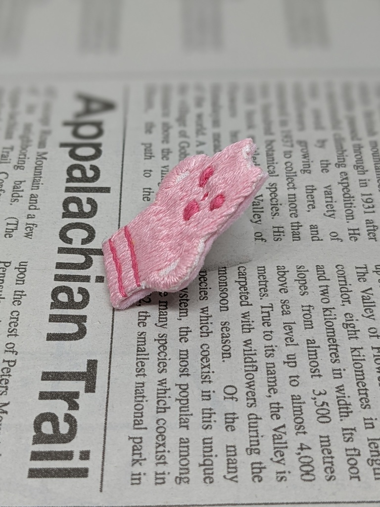 ネコハニワの刺しゅうブローチ