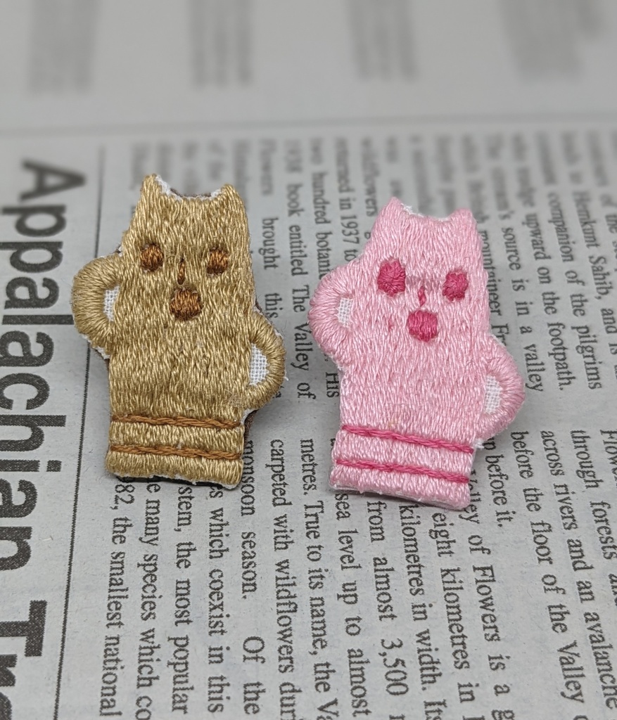 ネコハニワの刺しゅうブローチ