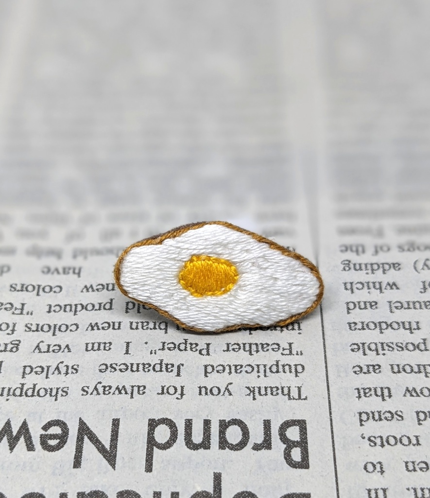 目玉焼き刺しゅうブローチ