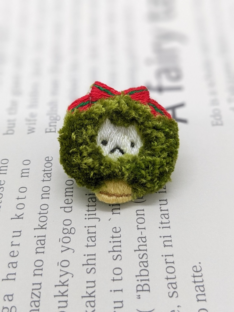【受注】クリスマスリースに突っ込んだネコの刺しゅうブローチ