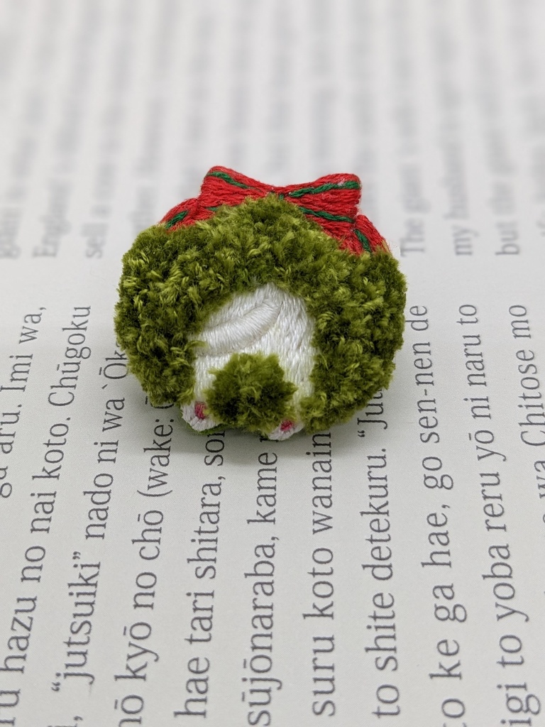 【受注】クリスマスリースに突っ込んだネコの刺しゅうブローチ