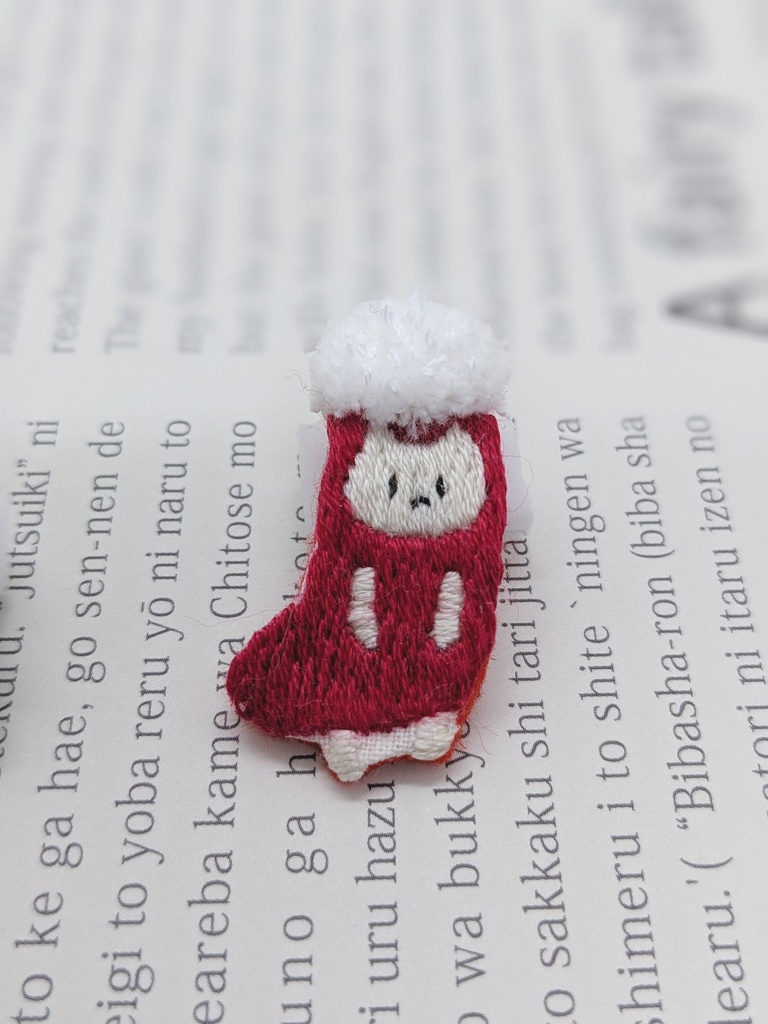 クリスマスのコスプレ猫の刺しゅうブローチ