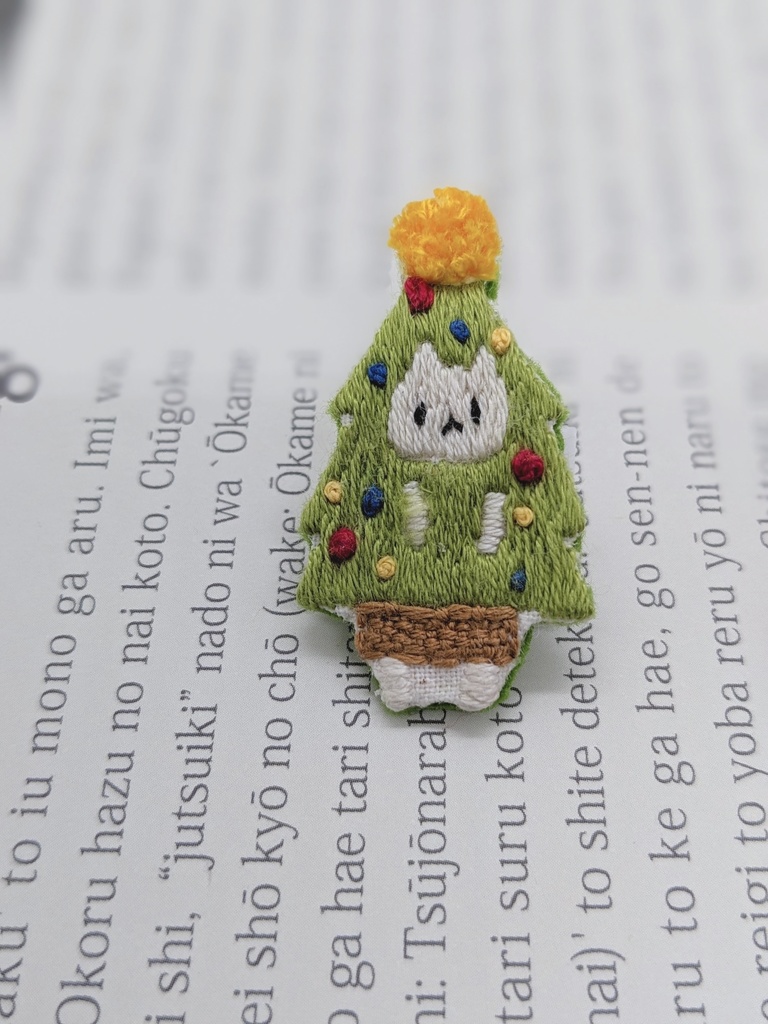 クリスマスのコスプレ猫の刺しゅうブローチ