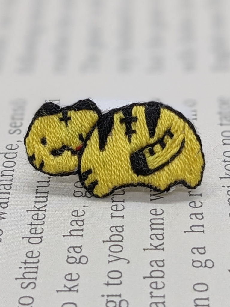 ちっちゃなトラの刺しゅうブローチ(改)