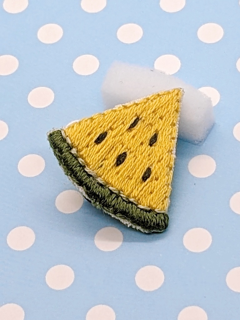 スイカの刺しゅうブローチ