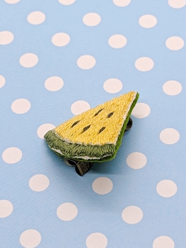 スイカの刺しゅうブローチ