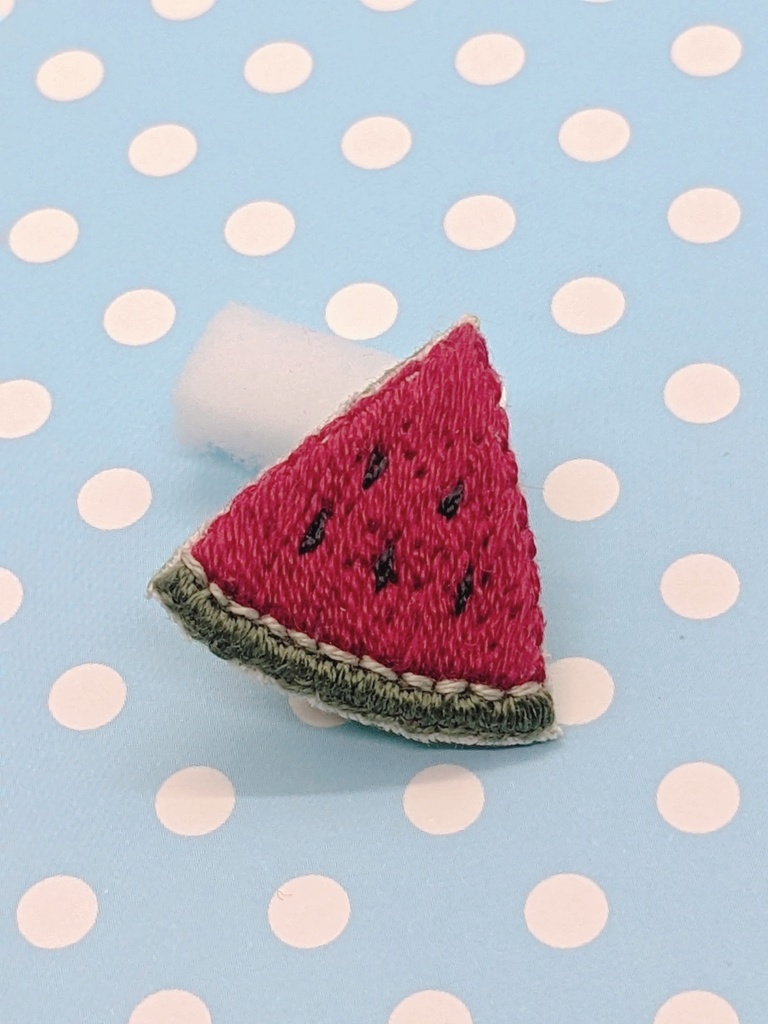スイカの刺しゅうブローチ