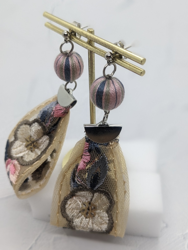 巻玉と刺しゅうリボンのピアス