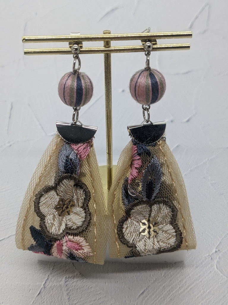 巻玉と刺しゅうリボンのピアス