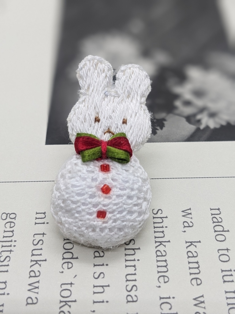 猫とうさぎの雪だるま刺しゅうブローチ