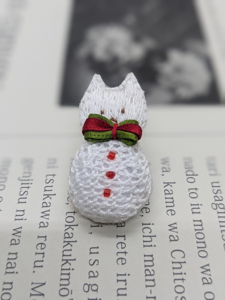 猫とうさぎの雪だるま刺しゅうブローチ