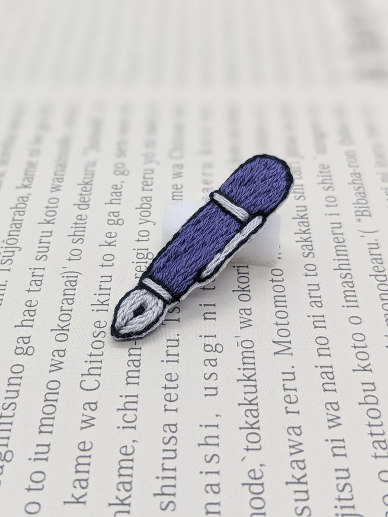 契約時の刺しゅうブローチ