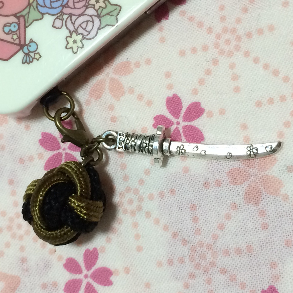 組紐と刀の和風チャーム