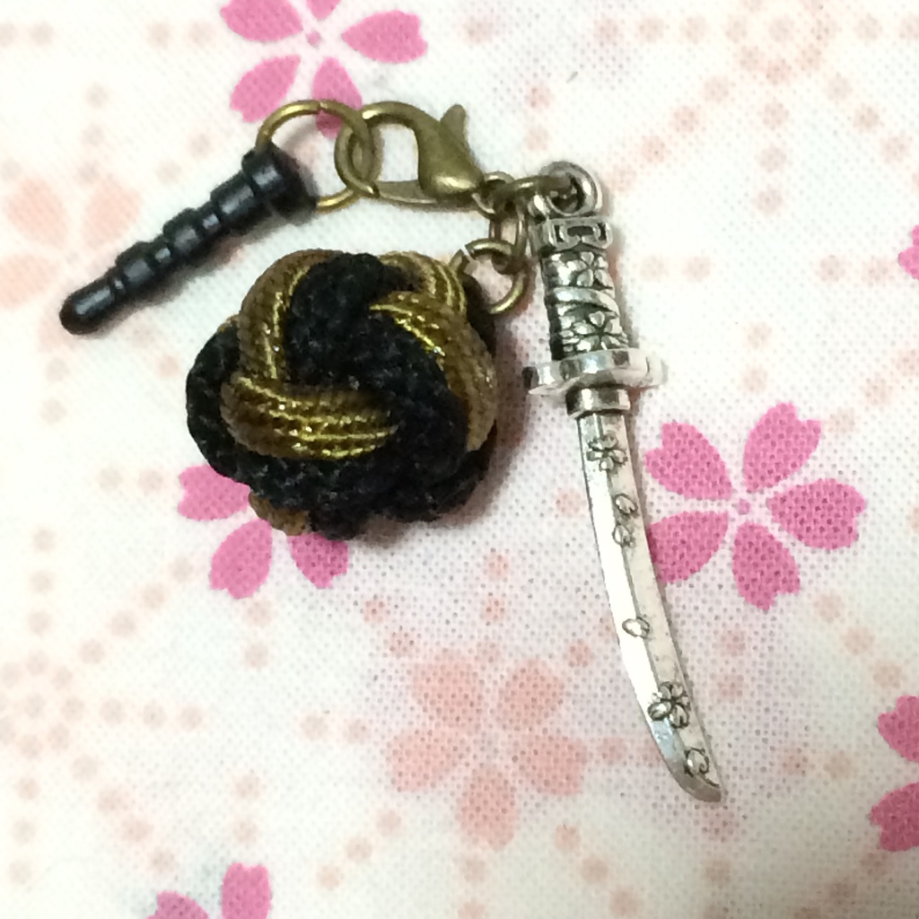組紐と刀の和風チャーム