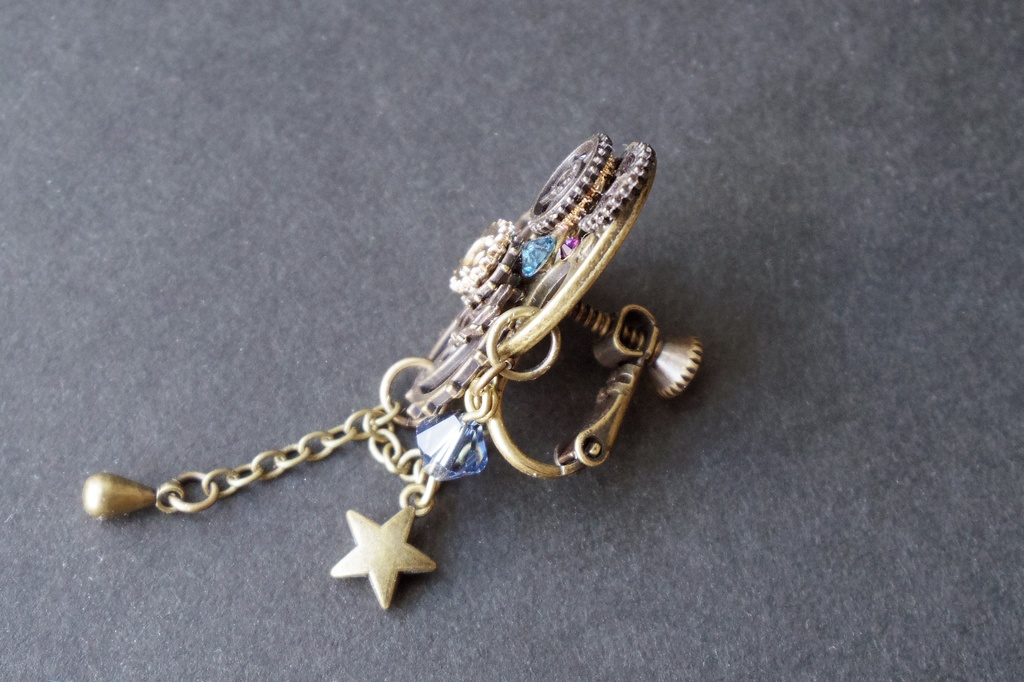 歯車とガラスタイルのイヤリング 「MANA-北の魔女の耳飾り-」