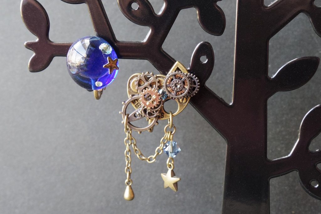 歯車とガラスタイルのイヤリング 「MANA-北の魔女の耳飾り-」