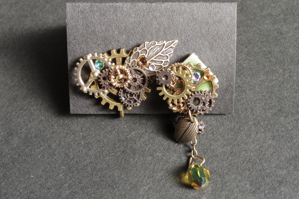 歯車とタイルのイヤリング 「がらくた塔の絡繰耳飾り(木漏日色)」