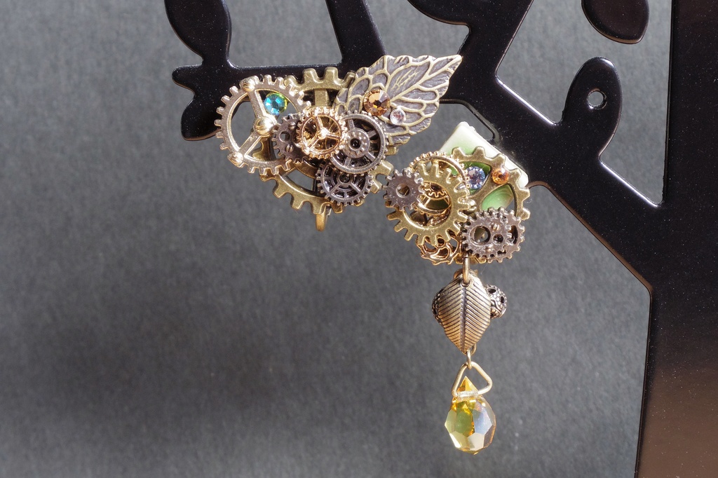 歯車とタイルのイヤリング 「がらくた塔の絡繰耳飾り(木漏日色)」