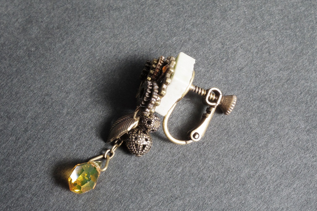 歯車とタイルのイヤリング 「がらくた塔の絡繰耳飾り(木漏日色)」