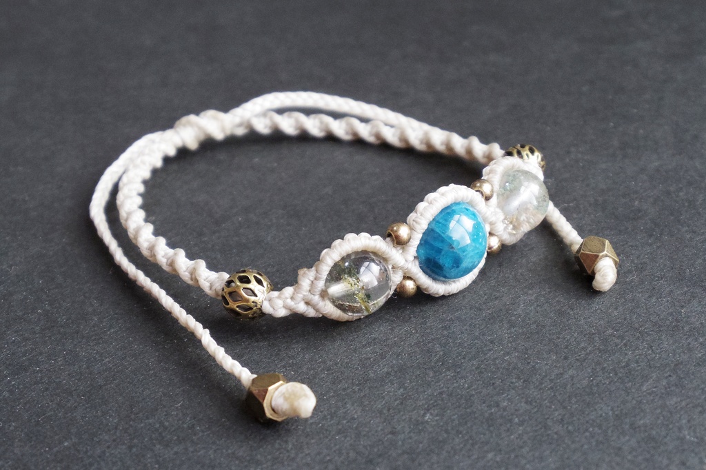 ブルーアパタイトとガーデンクォーツのマクラメブレスレット 「Apsaras(アプサラス)」