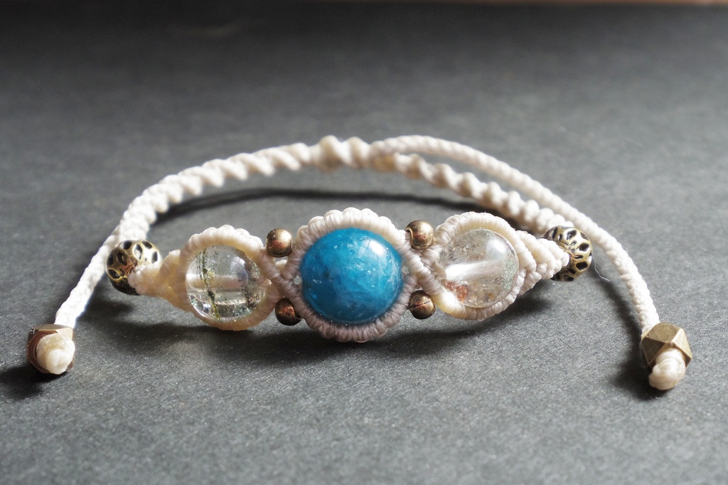 ブルーアパタイトとガーデンクォーツのマクラメブレスレット 「Apsaras(アプサラス)」