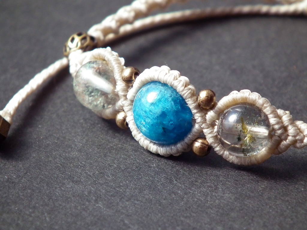ブルーアパタイトとガーデンクォーツのマクラメブレスレット 「Apsaras(アプサラス)」