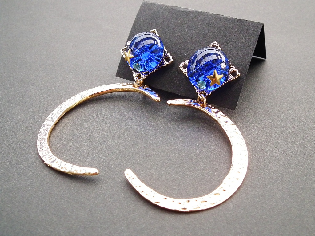 ガラスタイルと月のチャームのイヤリング 「天球儀の魔女-Blue Moon-」