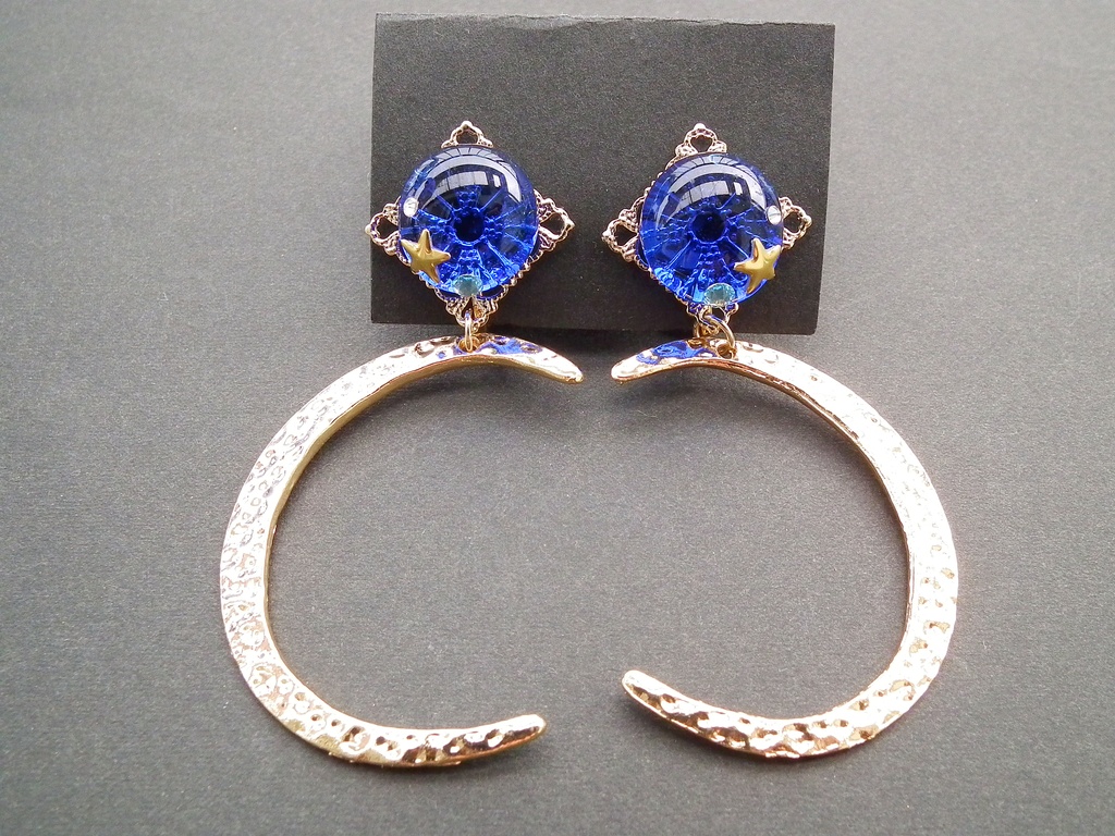 ガラスタイルと月のチャームのイヤリング 「天球儀の魔女-Blue Moon-」