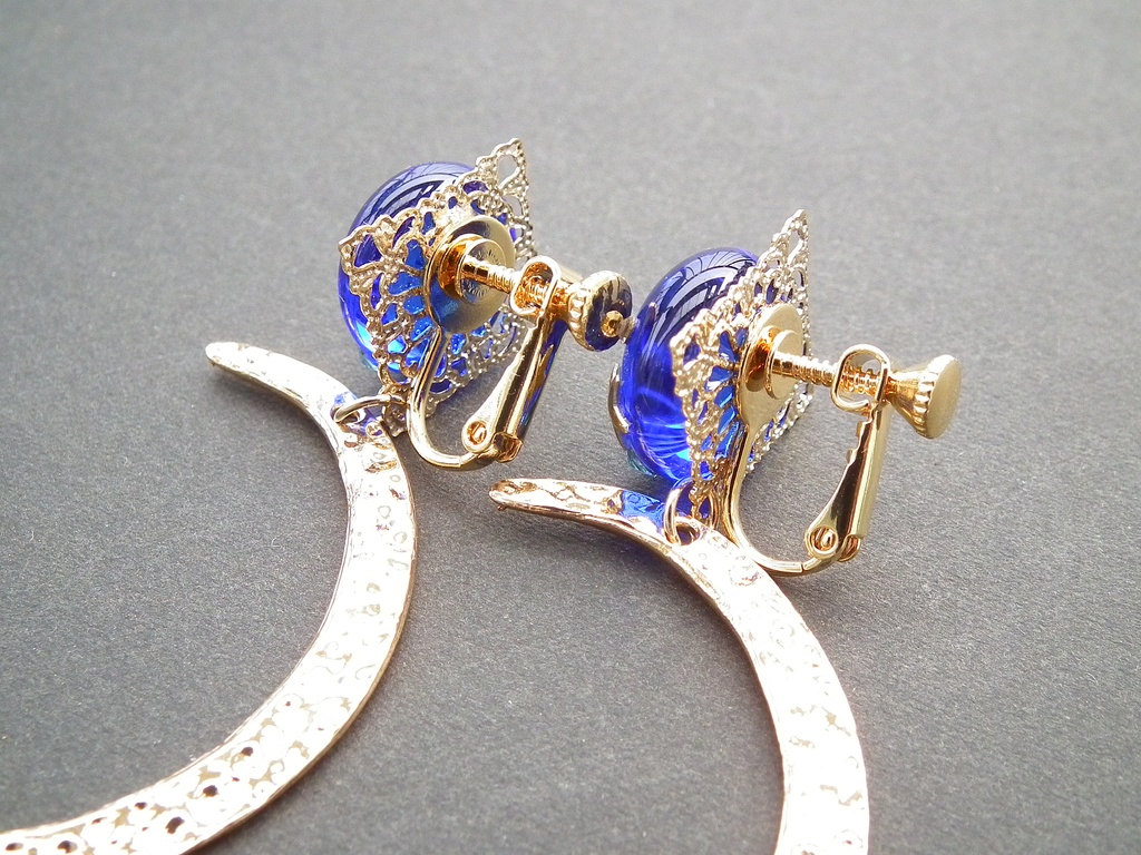 ガラスタイルと月のチャームのイヤリング 「天球儀の魔女-Blue Moon-」