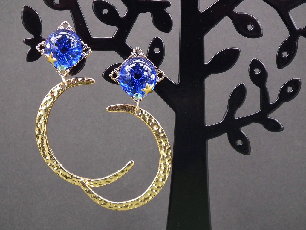 ガラスタイルと月のチャームのイヤリング 「天球儀の魔女-Blue Moon-」