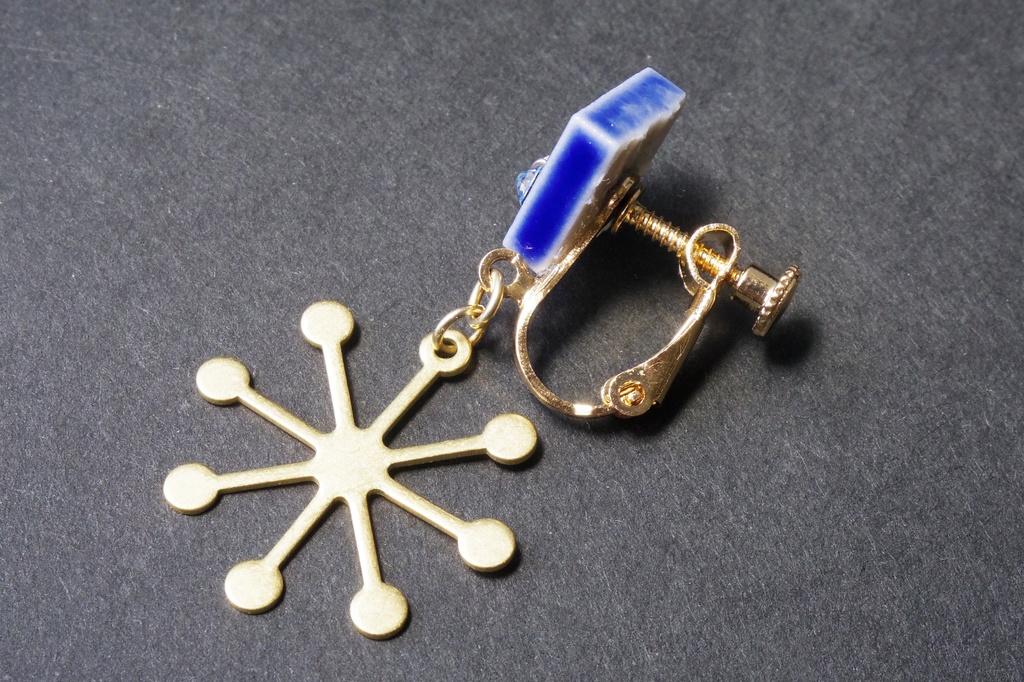 タイルと真鍮チャームのイヤリング 「天球儀の魔女-NOVA-」