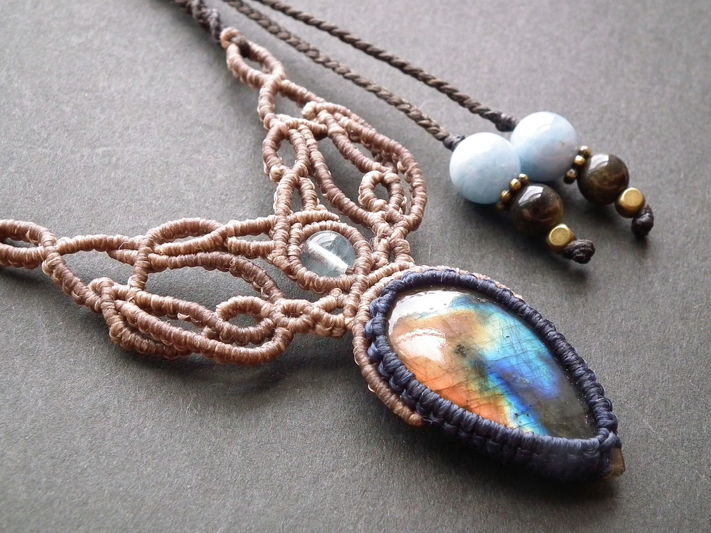 ラブラドライトとアクアマリンのマクラメネックレス 「Ayida(アイダ)」
