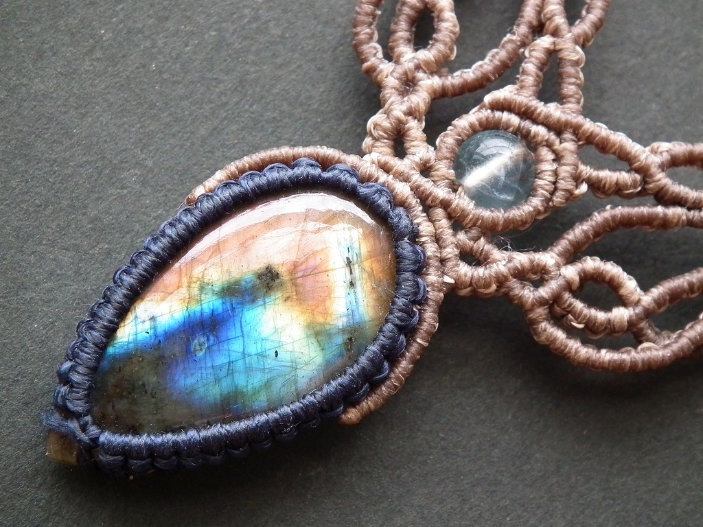 ラブラドライトとアクアマリンのマクラメネックレス 「Ayida(アイダ)」