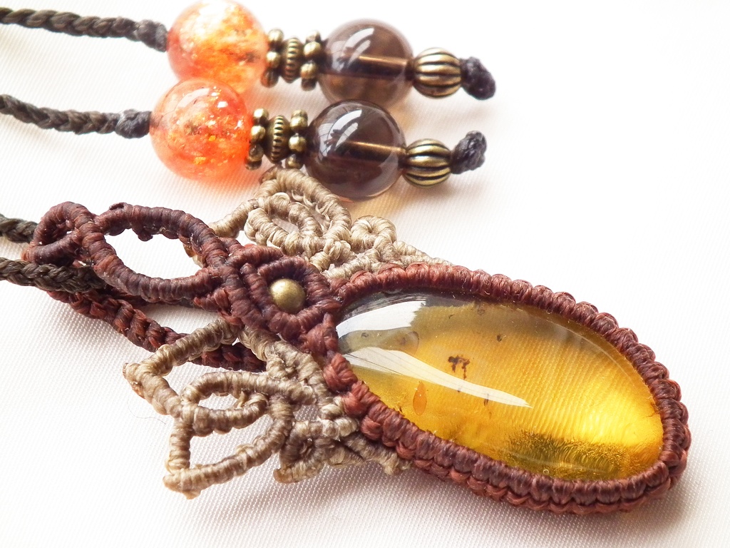 メキシコ産アンバーとマイカサンストーンのマクラメネックレス 「Aschibobuch(アシボビュック)」