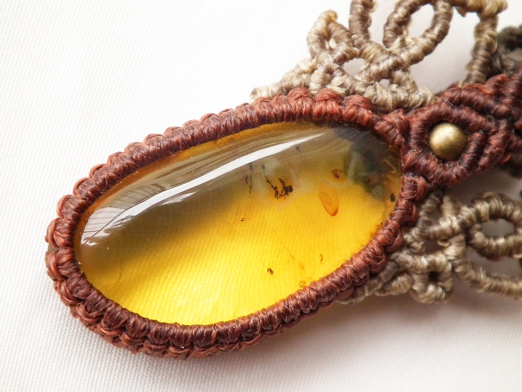 メキシコ産アンバーとマイカサンストーンのマクラメネックレス 「Aschibobuch(アシボビュック)」