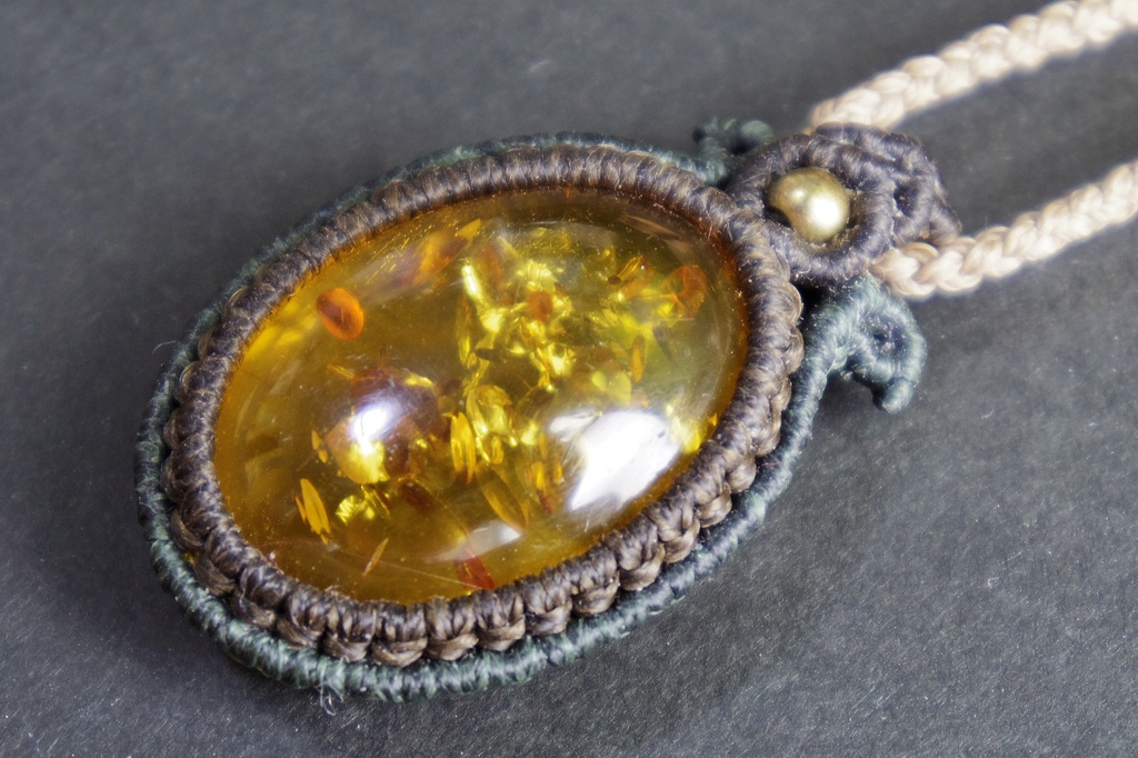 プレスドアンバーとブロンズルチルクォーツのマクラメネックレス 「TESSERA-gardenia-」