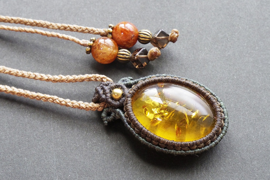 プレスドアンバーとブロンズルチルクォーツのマクラメネックレス 「TESSERA-gardenia-」