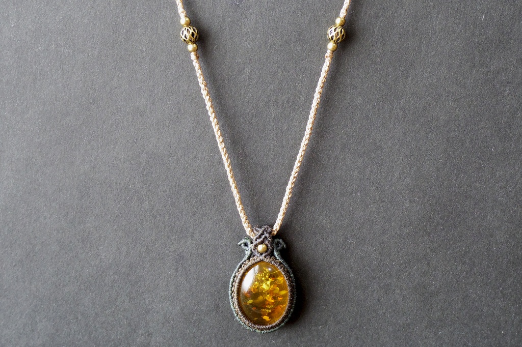 プレスドアンバーとブロンズルチルクォーツのマクラメネックレス 「TESSERA-gardenia-」