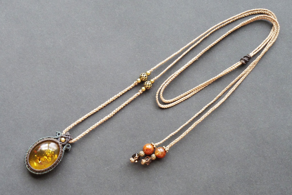 プレスドアンバーとブロンズルチルクォーツのマクラメネックレス 「TESSERA-gardenia-」