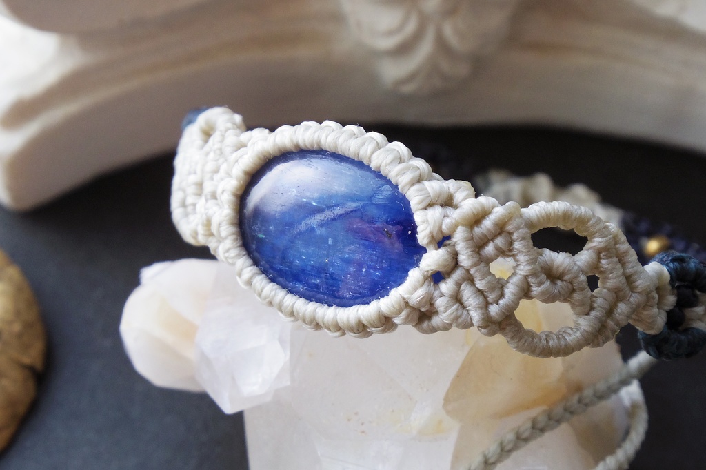 カイヤナイトのマクラメブレスレット 「Silk Road-İstanbul-」