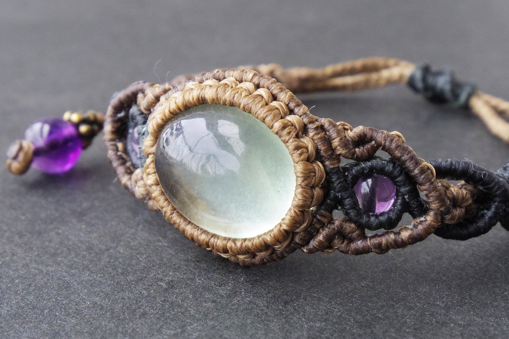 グリーンフローライトとアメジストのマクラメブレスレット 「Aiatar(アイアタル)」