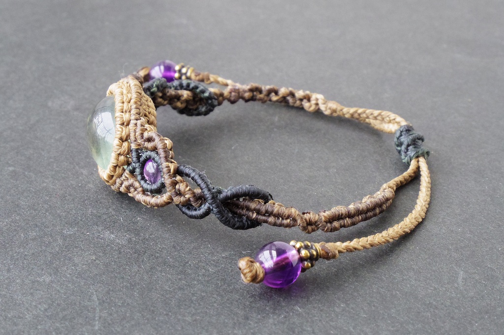 グリーンフローライトとアメジストのマクラメブレスレット 「Aiatar(アイアタル)」