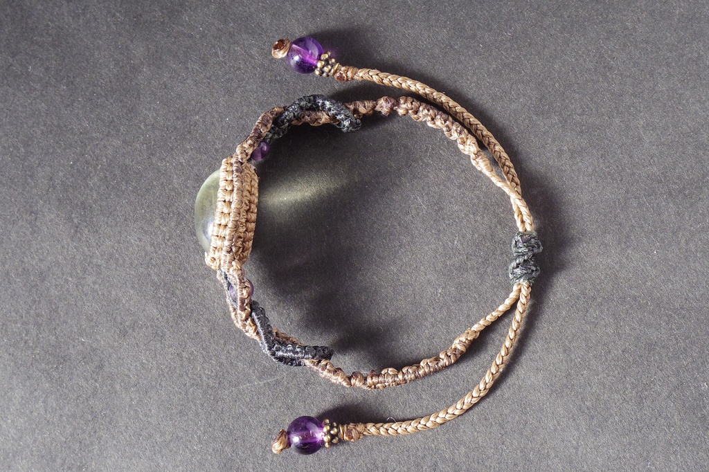 グリーンフローライトとアメジストのマクラメブレスレット 「Aiatar(アイアタル)」