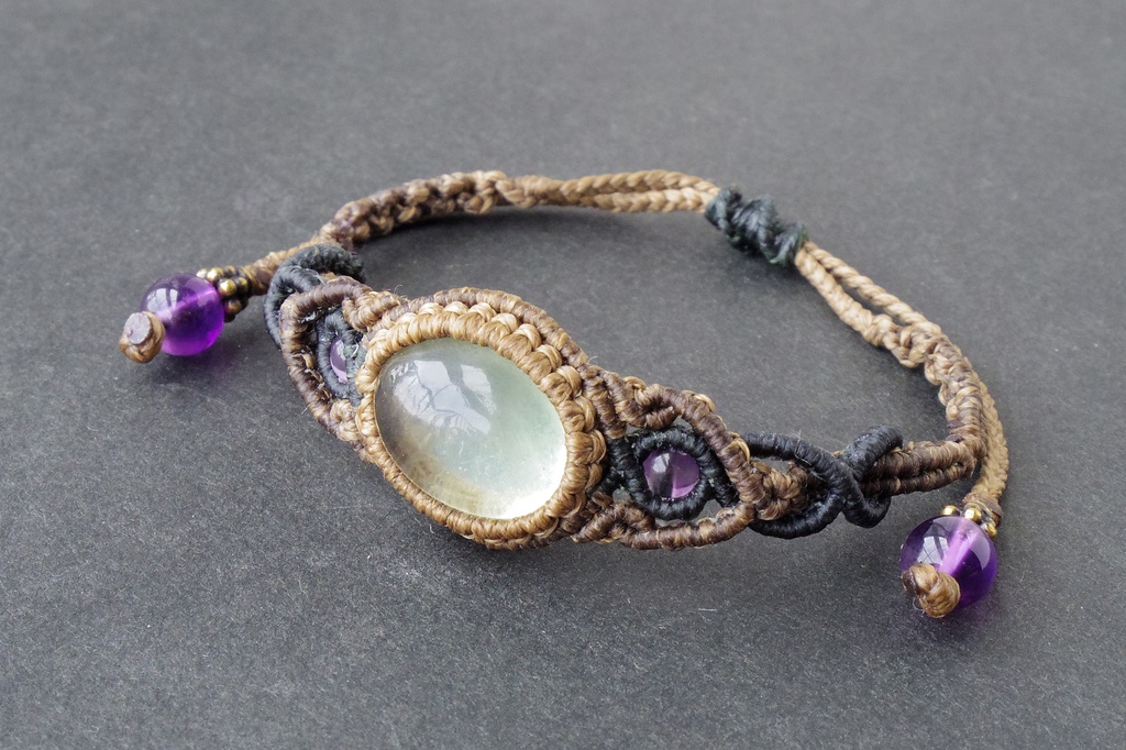 グリーンフローライトとアメジストのマクラメブレスレット 「Aiatar(アイアタル)」