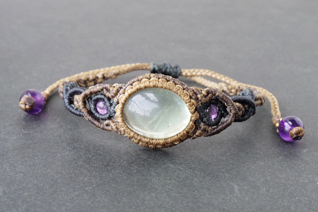 グリーンフローライトとアメジストのマクラメブレスレット 「Aiatar(アイアタル)」